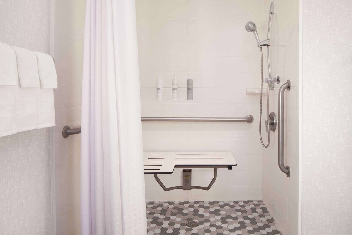 Kamar, 1 Tempat Tidur King, akses difabel (Roll-In Shower) | Shower kamar mandi