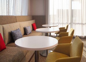 بوفيه فطور مجانًا يوميًا