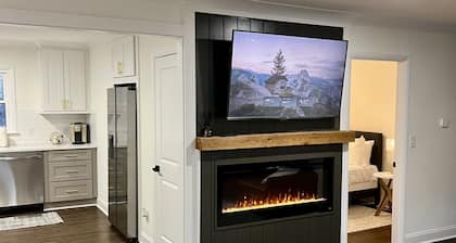 Fully Renovated Home walking distance to downtown Belmont. 10 Min to CLT Airport