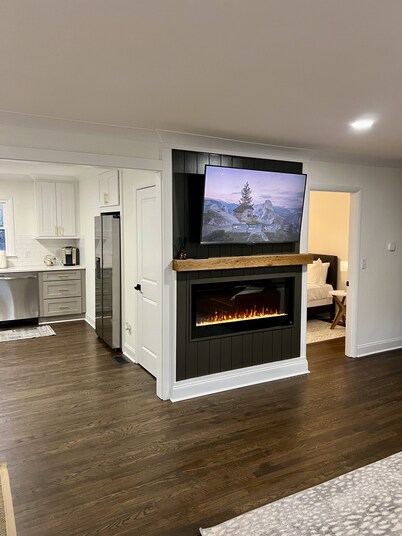 Fully Renovated Home walking distance to downtown Belmont. 10 Min to CLT Airport