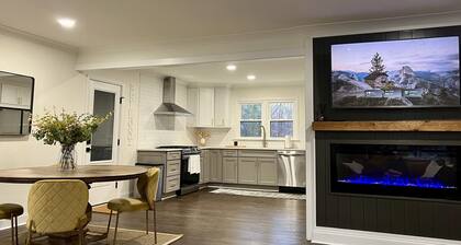 Fully Renovated Home walking distance to downtown Belmont. 10 Min to CLT Airport