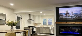 Fully Renovated Home walking distance to downtown Belmont. 10 Min to CLT Airport