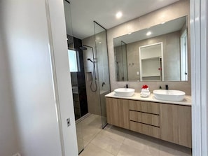 Shower, hair dryer, towels