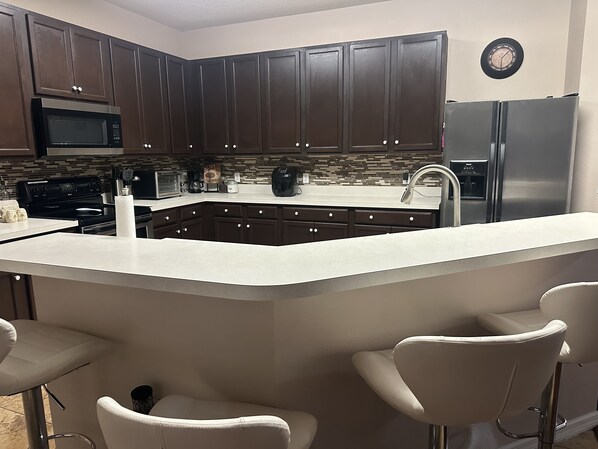 Fridge, microwave, oven, stovetop - Cozy 3-bedroom in Golf & Gated Community- private pool and firepit  (Kissimmee)