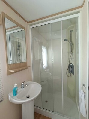 木屋 | 浴室 | 淋浴设施、毛巾