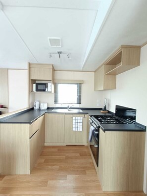 Chalet | Private kitchen - Charming 3-bed Caravan in Rhyl (Rhyl)
