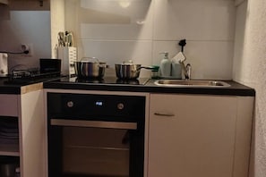Køleskab, mikrobølgeovn, ovn, kogeplade