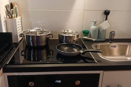 Fridge, microwave, oven, stovetop. Gemütliche Ferienwohnung in Bühler