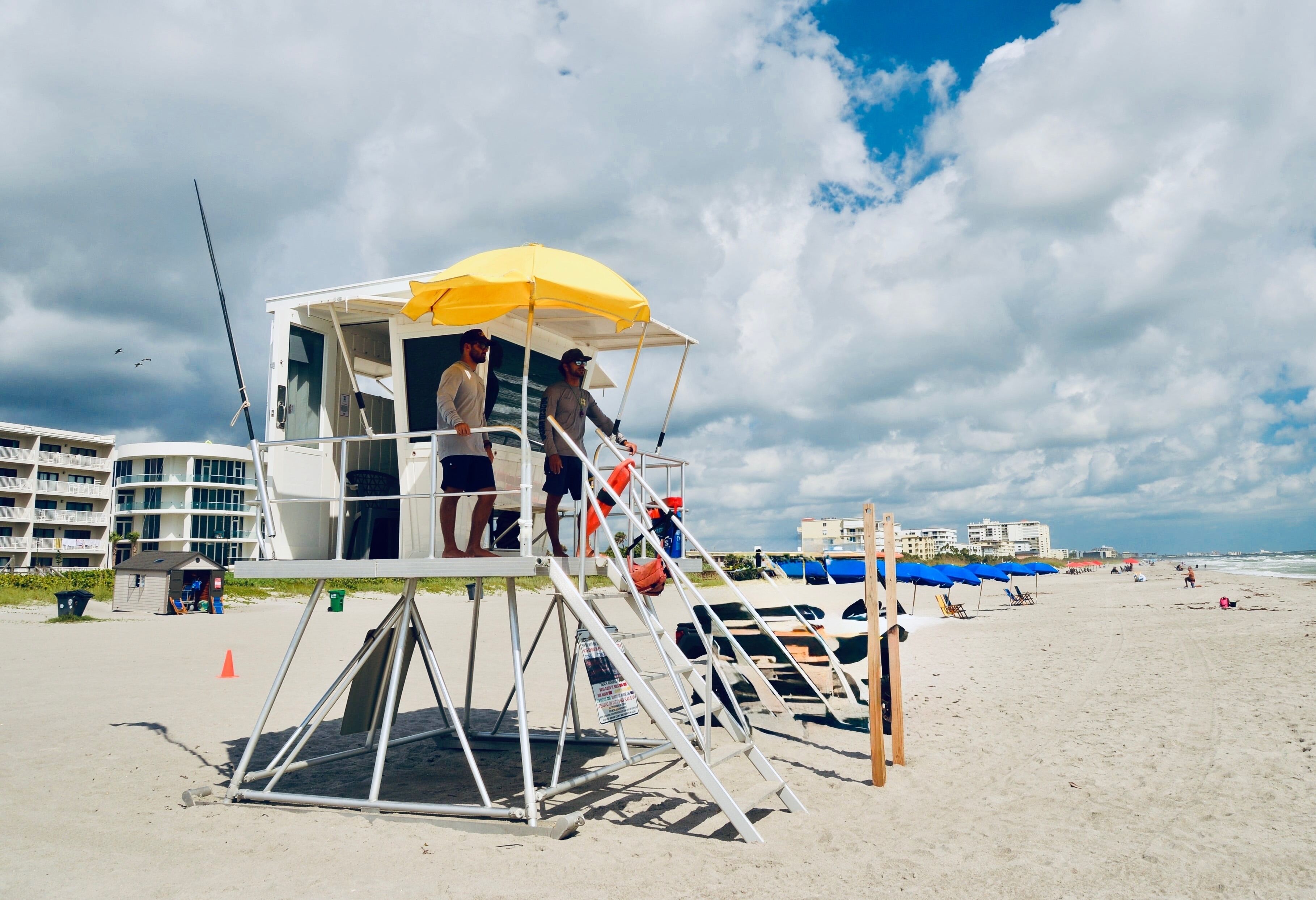 Plage, chaises longues, serviettes de plage