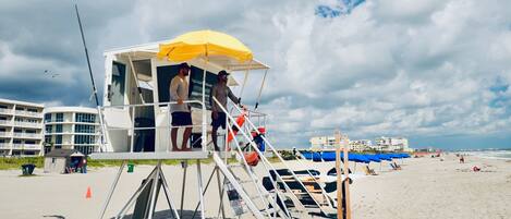 Plage, chaises longues, serviettes de plage