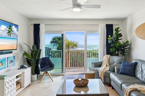 2BD/2BA Cocoa Beach Oceanfront + POOL & ALL of Downtown!