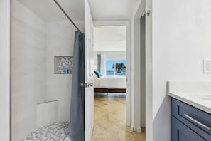 2 slaapkamers, een bureau, een strijkplank/strijkijzer, gratis wifi