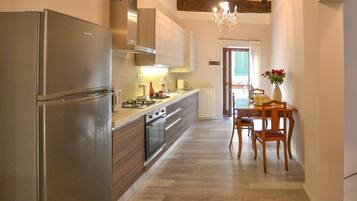 Frigorifero, microonde, forno, piano cottura