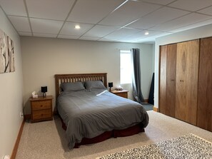 1 bedroom, desk, iron/ironing board, free WiFi - Bright Basement Suite on a Goat Farm (Rossland)