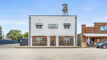 Un edificio con un letrero que dice 'Salt Block Texas Salt Co.' y una torre de agua encima.