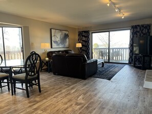 Een smart-tv en een open haard