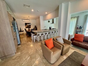 TV, fireplace - Two attached Villas 14 bedrooms, 12 bathrooms for a total of 28 guests !!! (Noord)