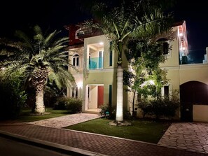 Exterior - Two attached Villas 14 bedrooms, 12 bathrooms for a total of 28 guests !!! (Noord)