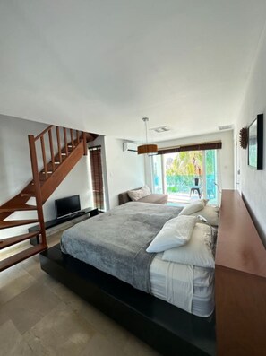 Interior - Two attached Villas 14 bedrooms, 12 bathrooms for a total of 28 guests !!! (Noord)