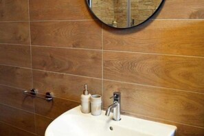 Een douche, een haardroger, een bidet, handdoeken