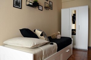 2 slaapkamers, een strijkplank/strijkijzer, gratis wifi, beddengoed