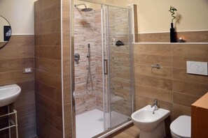 Ducha, secador de pelo, bidet, toallas