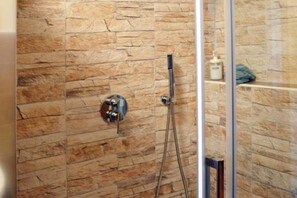 Dusche, Haartrockner, Bidet, Handtücher