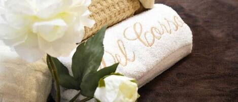 Douche, sèche-cheveux, bidet, serviettes fournies