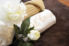 Een douche, een haardroger, een bidet, handdoeken