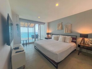 3 habitaciones, escritorio y tabla de planchar con plancha