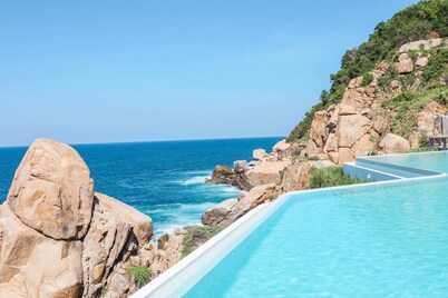 Magical sunsets, king bed, and pro service B403