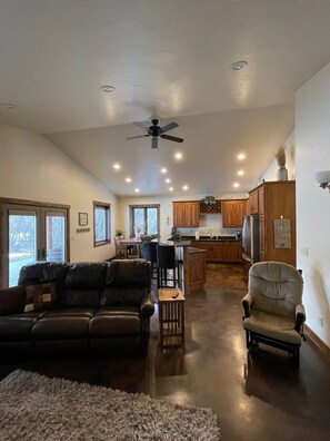 Smart TV, fireplace - NEW 3-bedroom house in Wolf Creek! (Wolf Creek)