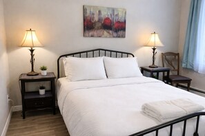 3 chambres, bureau, fer et planche à repasser, lit parapluie