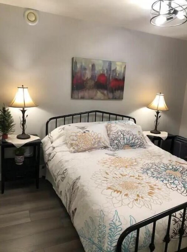 3 bedrooms, desk, iron/ironing board, travel cot