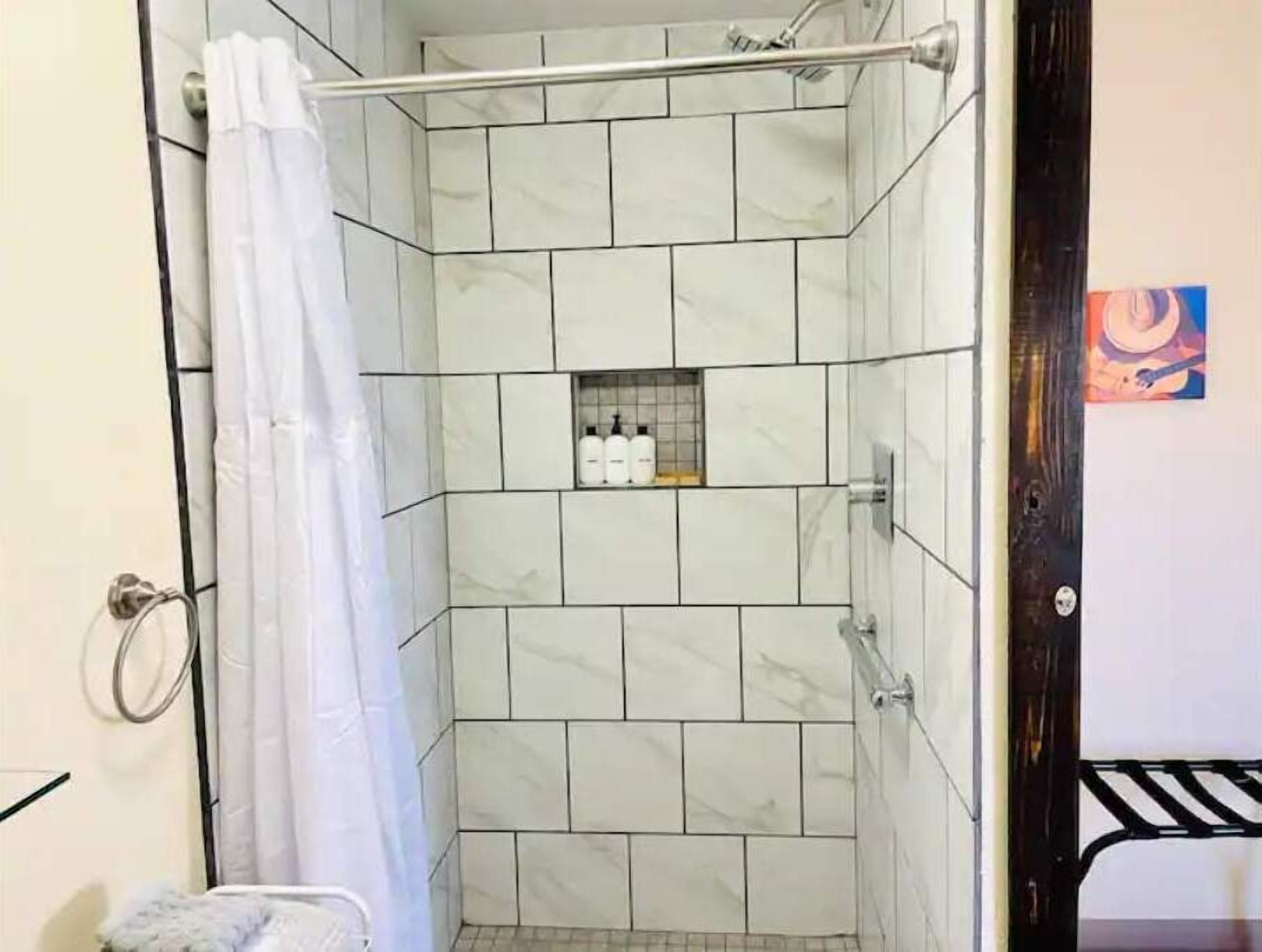 Douche, séchoir à cheveux, serviettes fournies, savon