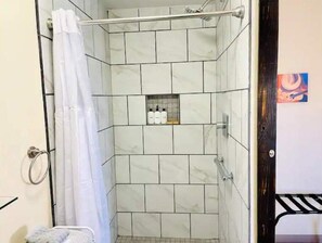 Douche, sèche-cheveux, serviettes fournies, savon