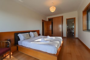 3 chambres, fer et planche à repasser, accès à Internet, literie fournie
