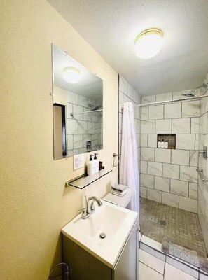 Douche, séchoir à cheveux, serviettes fournies, savon