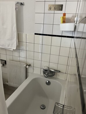 Séchoir à cheveux, serviettes fournies, savon, shampooing