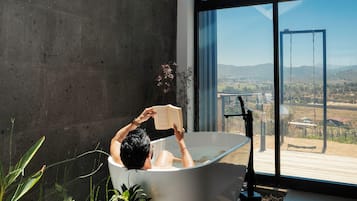 Luxury Cabin | Bathroom | Towels, soap, shampoo, toilet paper