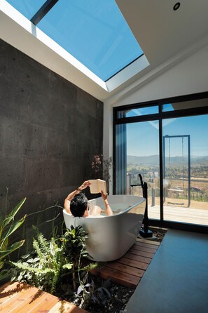 Cabana superluxo | Banheiro | Toalhas de banho, sabonete, shampoo, papel higiênico