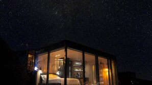 Minibar, caja de seguridad en la habitación, wifi gratis y ropa de cama 