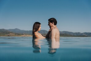 Outdoor pool - Bajo Estrellas Hotel Contemporáneo (Valle de Guadalupe)