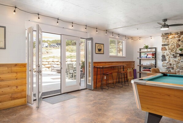 Games room - You don’t have to be a nature aficionado to enjoy glamping! Make memories in the great outdoors. Sleeps 2 in queen bed. Site includes a picnic table and outdoor fire pit. (Buena Vista)