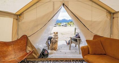You don’t have to be a nature aficionado to enjoy glamping! Make memories in the great outdoors. Sleeps 2 in queen bed. Site includes a picnic table and outdoor fire pit.
