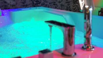 Appartement Panoramique, balcon, vue mer | Salle de bain | Sèche-cheveux, serviettes fournies, shampoing, papier toilette