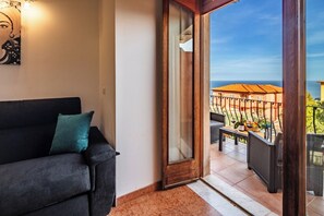 Appartement Panoramique, balcon, vue mer | Coin séjour | Télévision