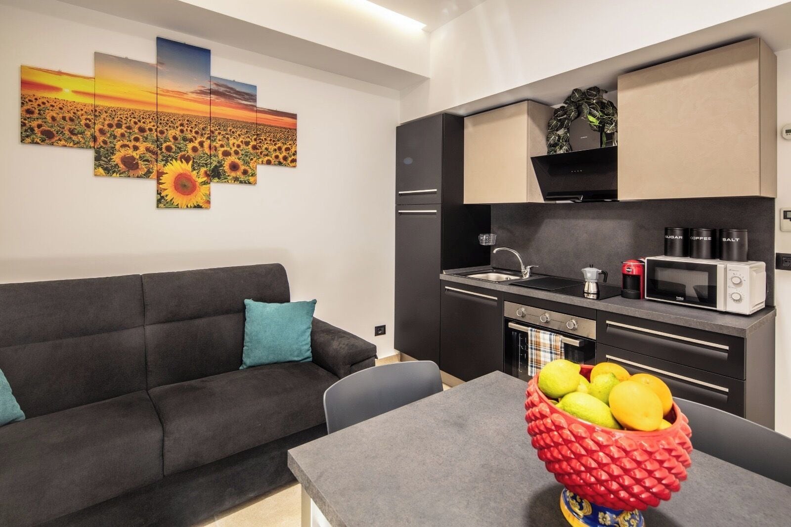 Appartement Panoramique, balcon, vue mer | Cuisine privée | Machine à expresso, cafetière/bouilloire, mini réfrigérateur