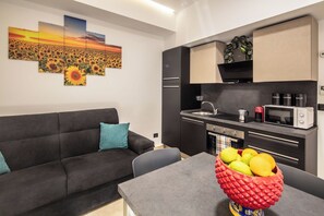 Căn hộ có tầm nhìn toàn cảnh, ban công, quang cảnh biển | Bếp riêng | Dụng cụ pha espresso, dụng cụ pha cà phê/trà, tủ lạnh nhỏ, ấm điện 