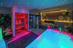 A modern hotel room with a large bathtub, a separate shower area, and a bed with a view. - SUITE APARTMENT TAORMINA (Taormina)